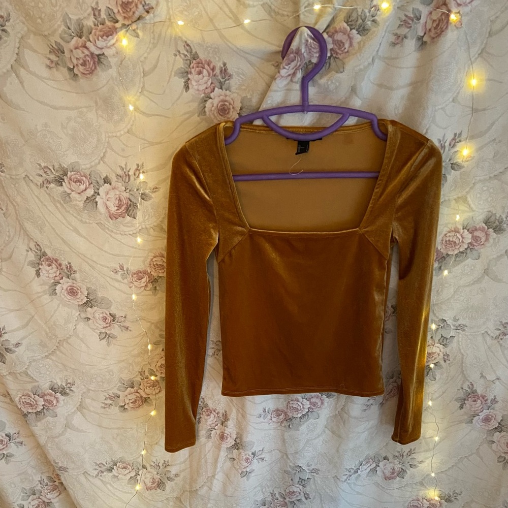 Gold velvet crop top shirt. It runs very small. Best fit for XS.